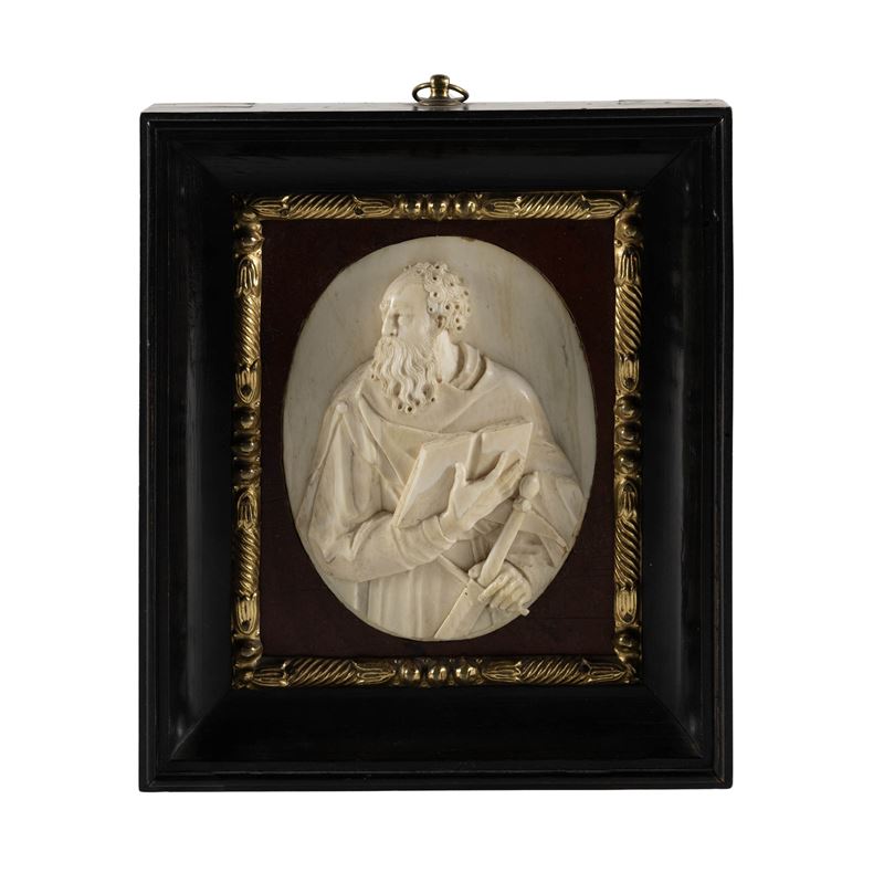 Placca in avorio di forma ovale