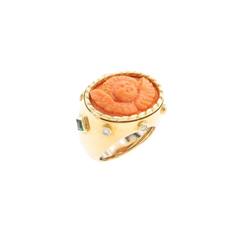 Anello in oro giallo 18kt corallo scolpito raffigurante putto alato