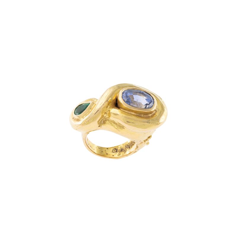Germano - Anello scultura in oro giallo 18kt con zaffiro e smeraldo