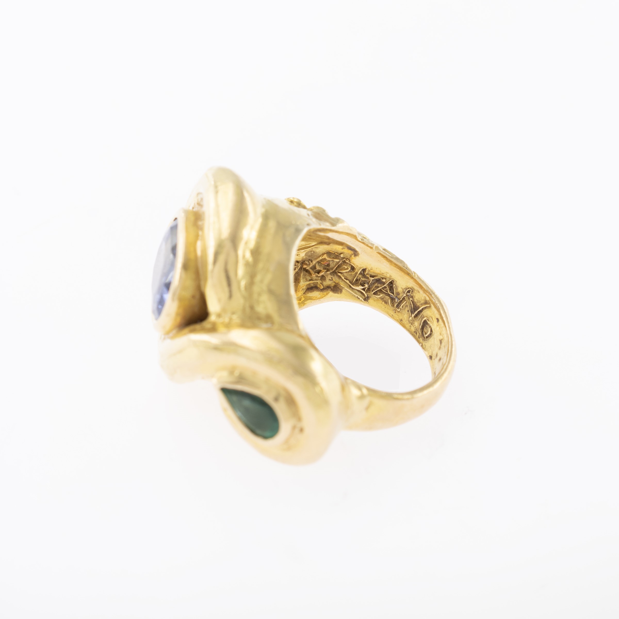 Germano - Anello scultura in oro giallo 18kt con zaffiro e smeraldo