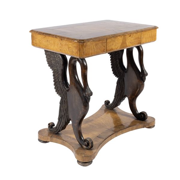 Tavolino da lavoro in legni diversi