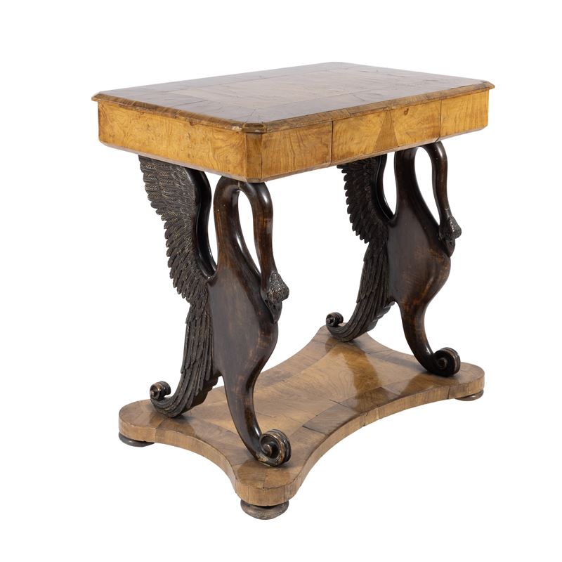 Tavolino da lavoro in legni diversi