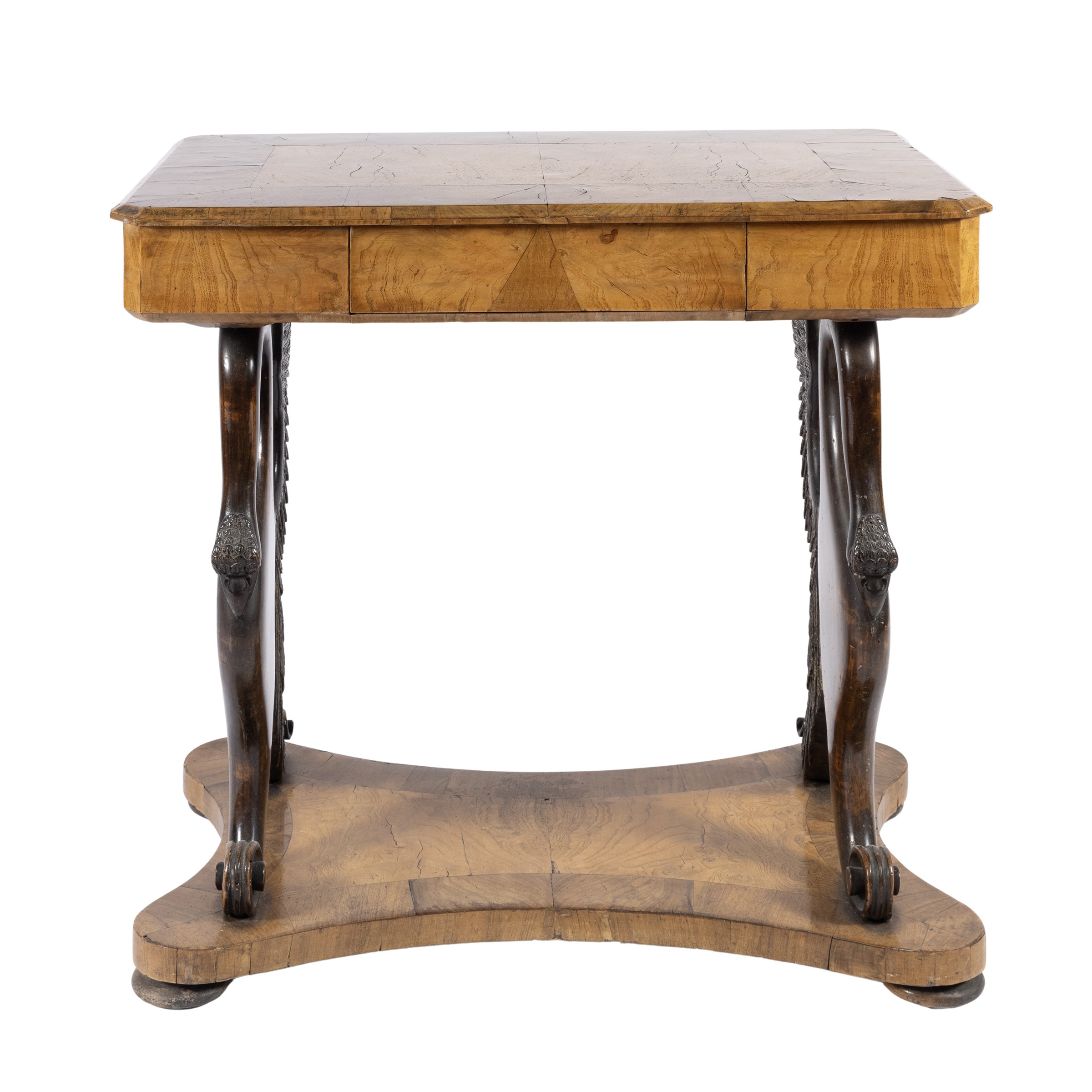 Tavolino da lavoro in legni diversi