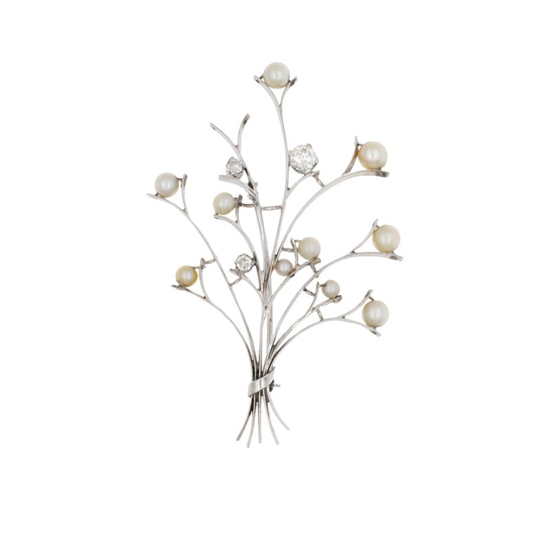 Spilla a motivo floreale in oro bianco 18kt perle coltivate e diamanti