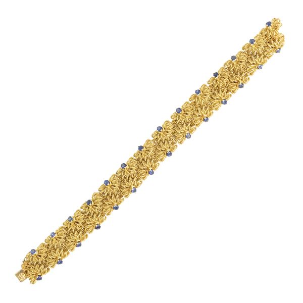 Bracciale a motivo floreale in oro giallo 18kt e zaffiri  (anni 60/70)  - Asta GIOIELLI E OROLOGI - Colasanti Casa d'Aste
