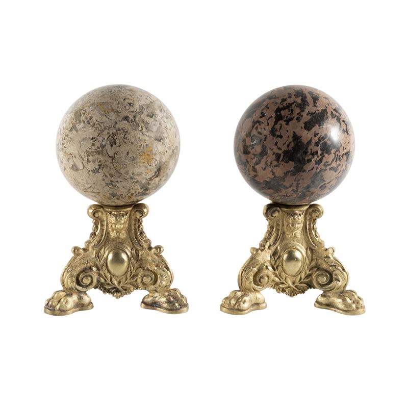 Coppia di sfere in marmo e pietra fossile