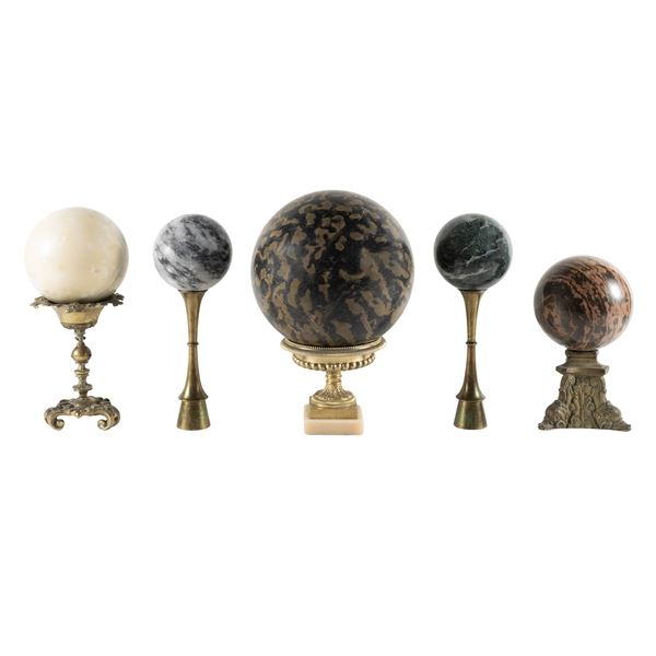 Gruppo di cinque sfere in marmi diversi  (XX Sec.)  - Asta FINE ART, MARMI ROMANI, DIPINTI ANTICHI E DEL XIX SECOLO - II - Colasanti Casa d'Aste