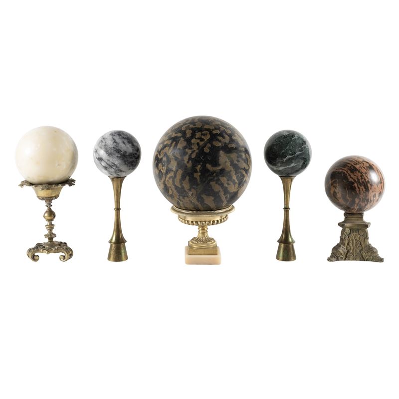 Gruppo di cinque sfere in marmi diversi