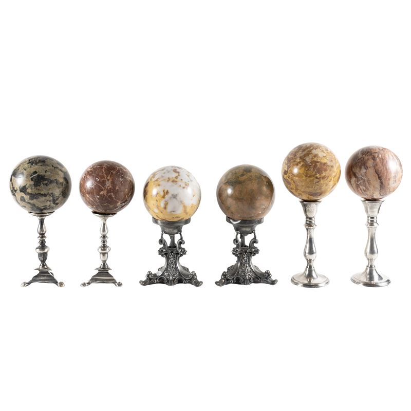 Gruppo di sei sfere in marmi diversi