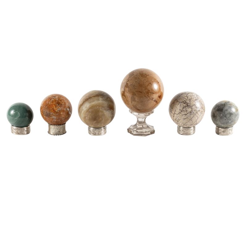 Gruppo di sei sfere in marmi diversi