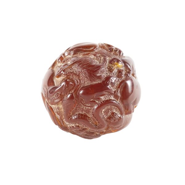Sfera in ambra e resina intagliata  (Cina, XX Sec.)  - Asta FINE ART, MARMI ROMANI, DIPINTI ANTICHI E DEL XIX SECOLO - II - Colasanti Casa d'Aste