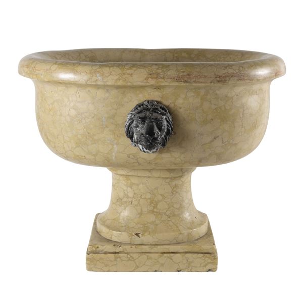 Vasca in marmo su base squadrata  (Italia, XX Sec.)  - Asta FINE ART, MARMI ROMANI, DIPINTI ANTICHI E DEL XIX SECOLO - I - Colasanti Casa d'Aste
