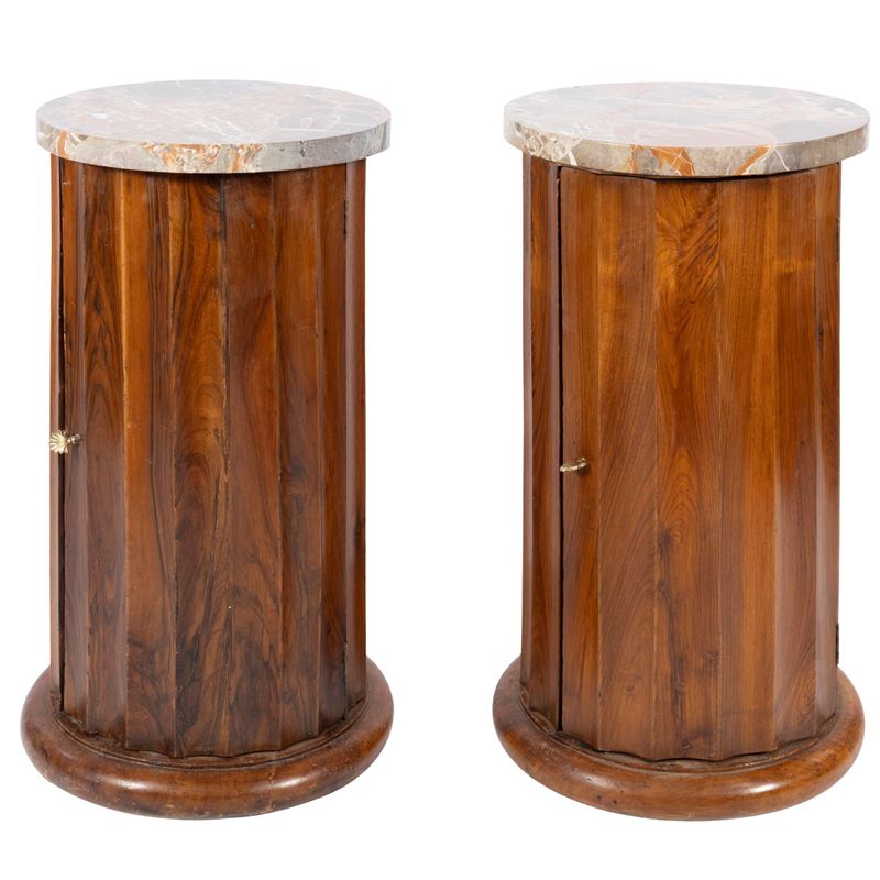 Coppia di comodini a colonna scanalata in legno e marmo