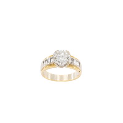 Anello in oro 18kt bicolore con diamante naturale ct 2,20 e diamanti baguette