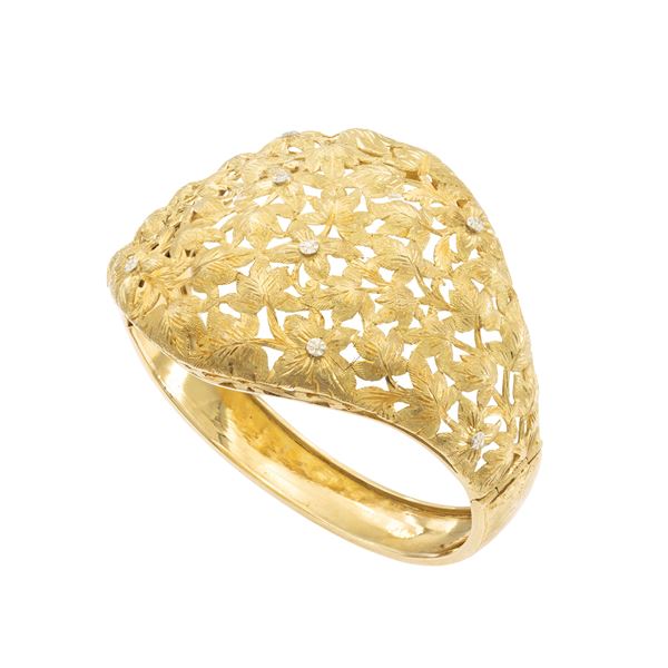 Bracciale a manetta a motivo floreale in oro giallo satinato 18kt  - Asta GIOIELLI E OROLOGI - Colasanti Casa d'Aste