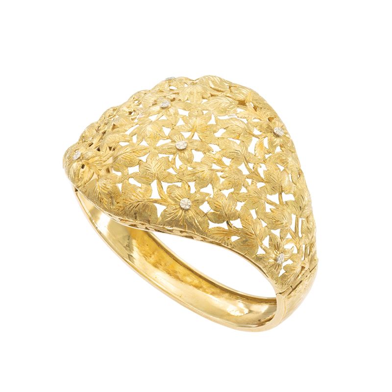 Bracciale a manetta a motivo floreale in oro giallo satinato 18kt