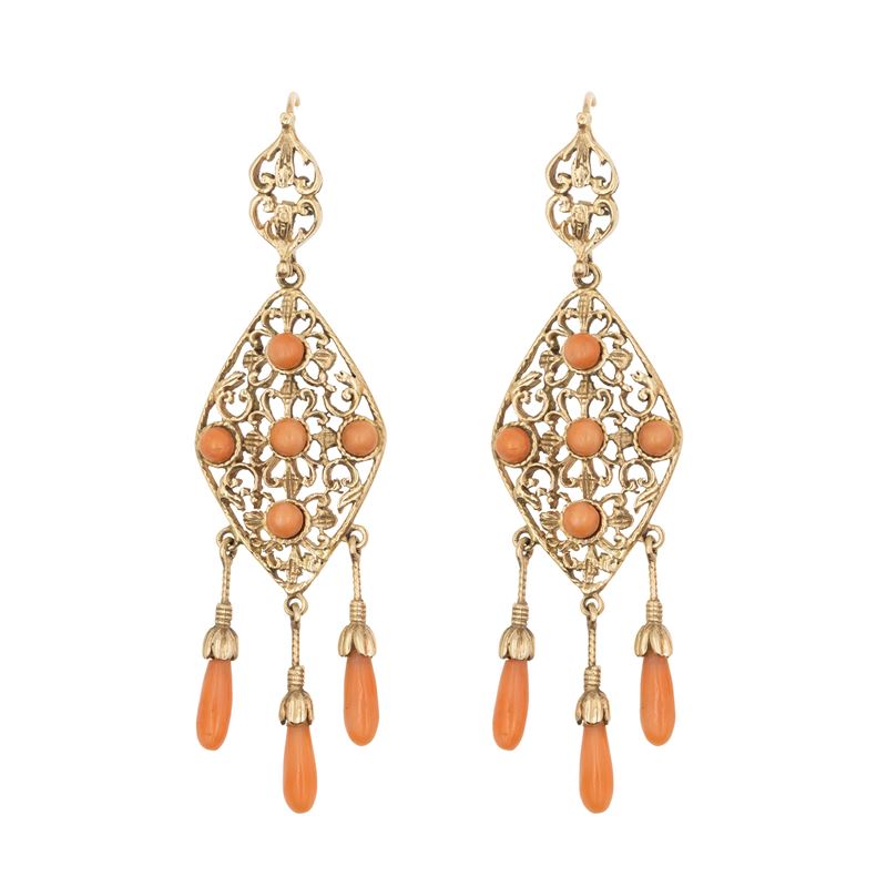 Orecchini pendenti in oro giallo 14kt e corallo