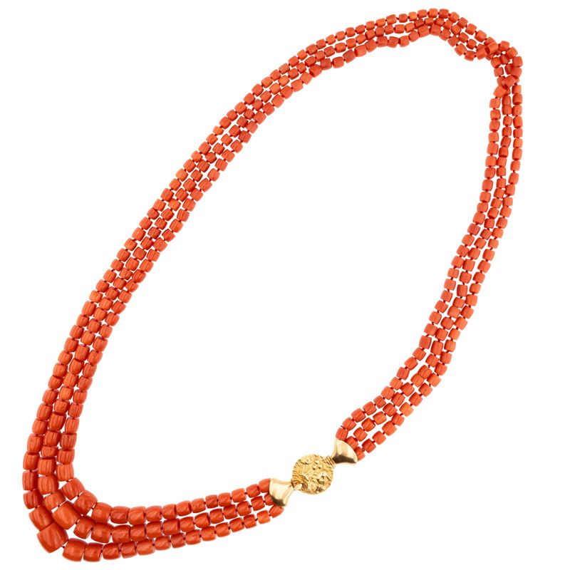 Collana a tre fili di corallo rosso mediterraneo naturale con chiusura in oro giallo 18kt