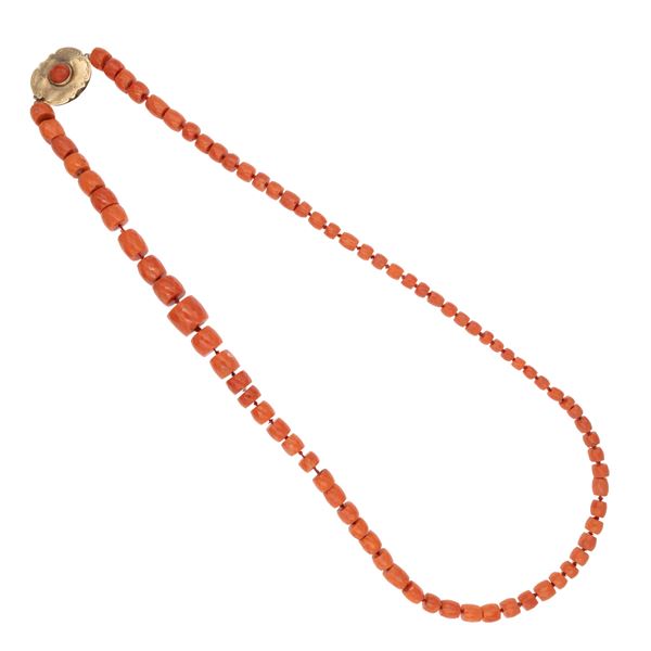 Lunga collana ad un filo di corallo taglio a barilotto sfaccettato