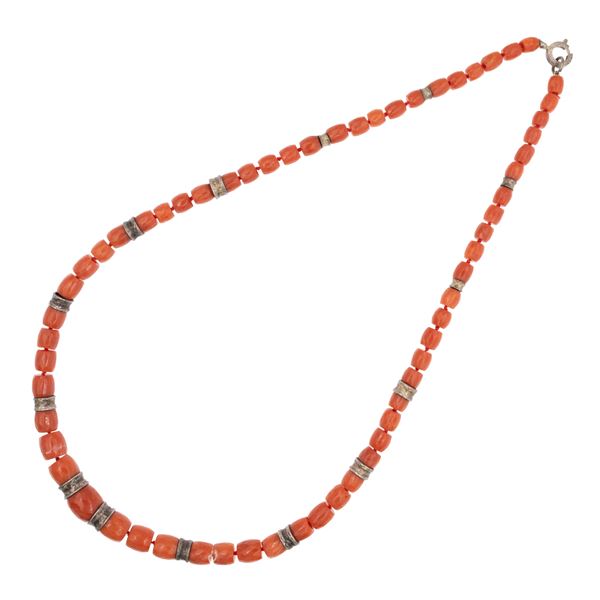 Lunga collana ad un filo di corallo taglio a barilotto sfaccettato