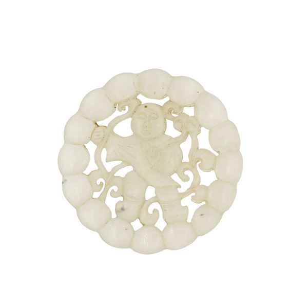 Pendente in giada nefrite intagliata e traforata