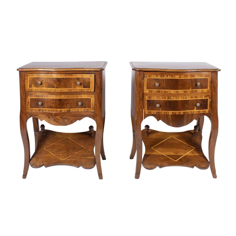 Coppia di comodini in legno filettato
