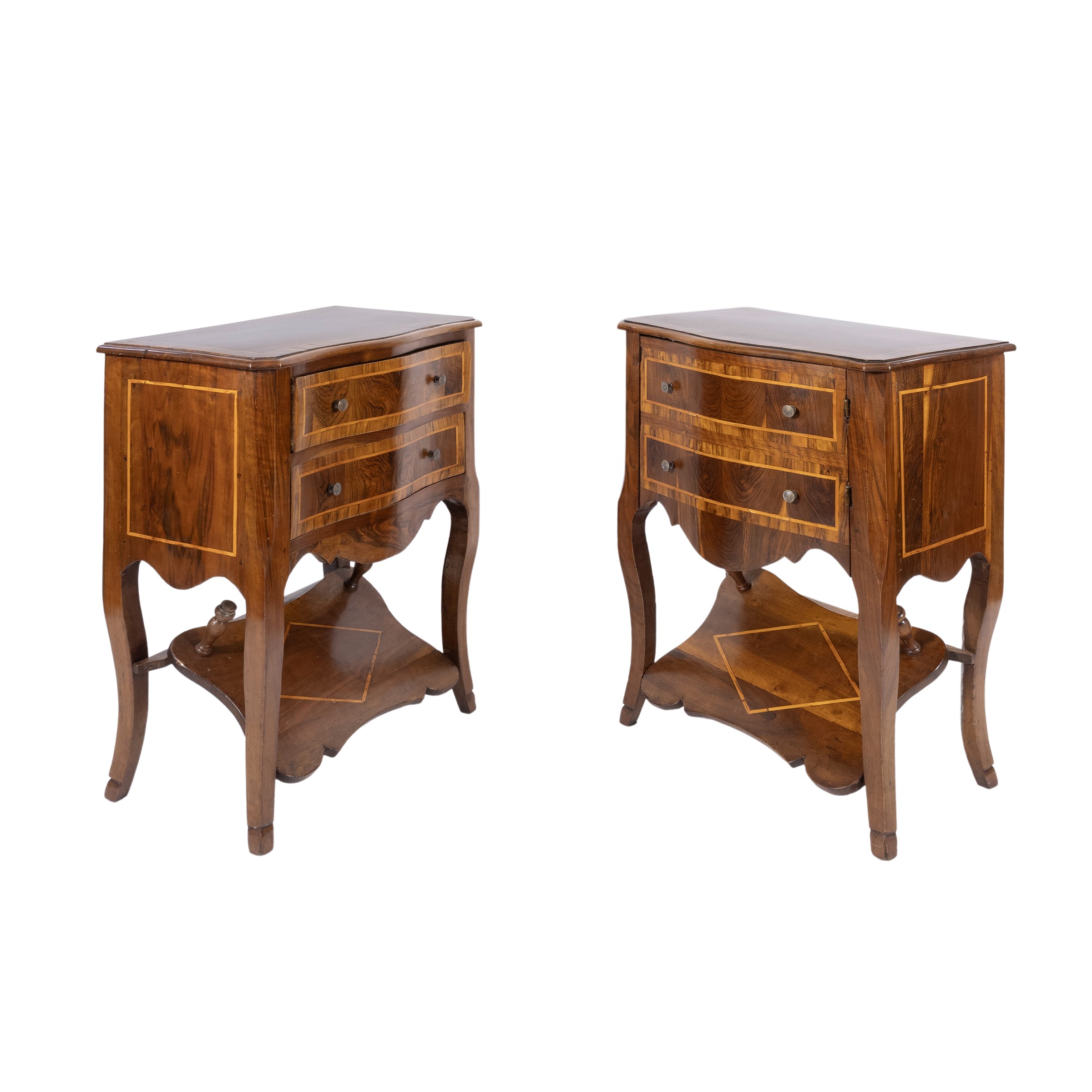 Coppia di comodini in legno filettato