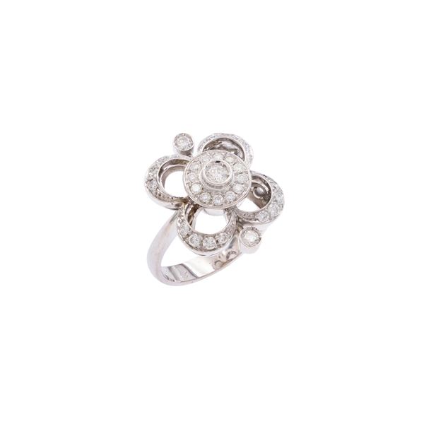 18kt white gold and diamond ring