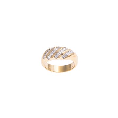 Anello in oro giallo 18 kt con diamanti taglio baguettes