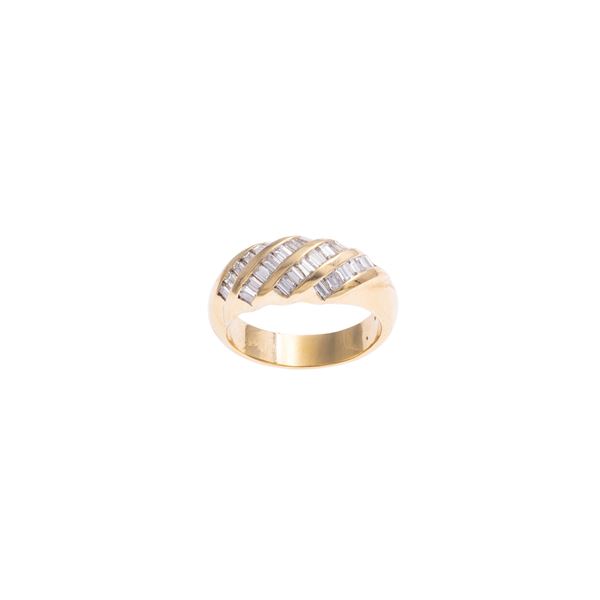 18kt yellow gold and baguette-cut diamonds ring