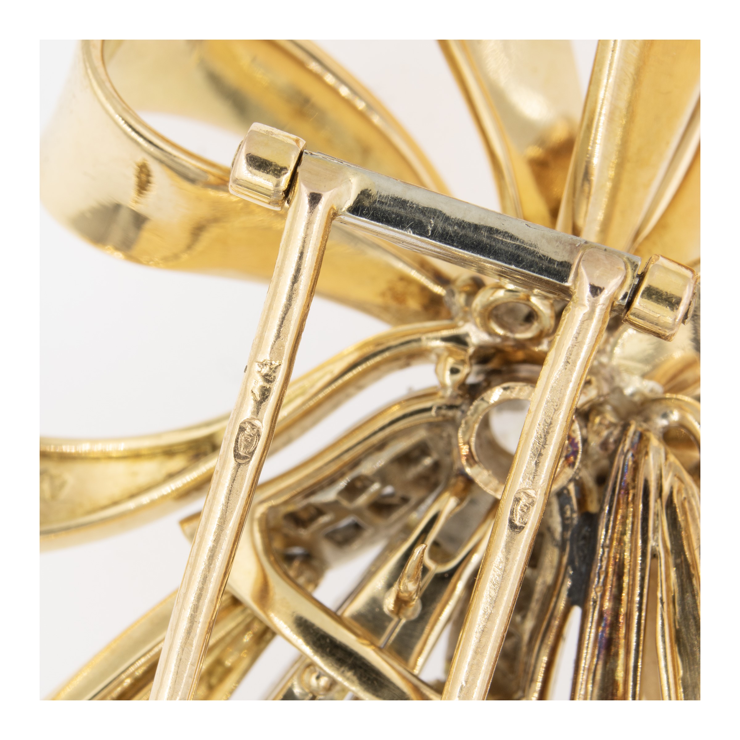 Spilla fiocco in oro giallo e bianco 18kt e diamanti