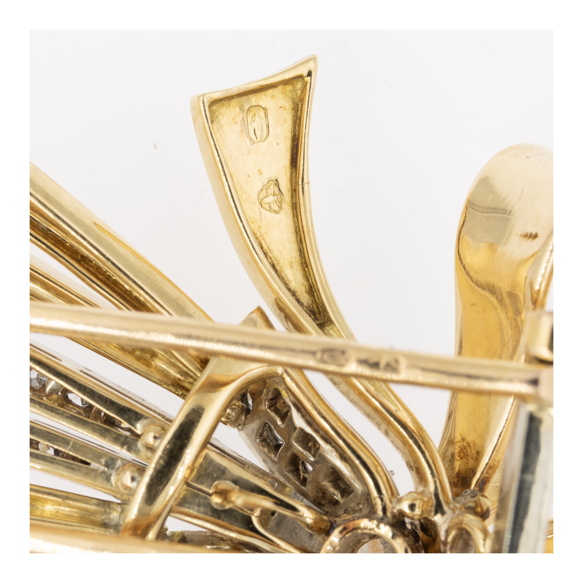 Spilla fiocco in oro giallo e bianco 18kt e diamanti