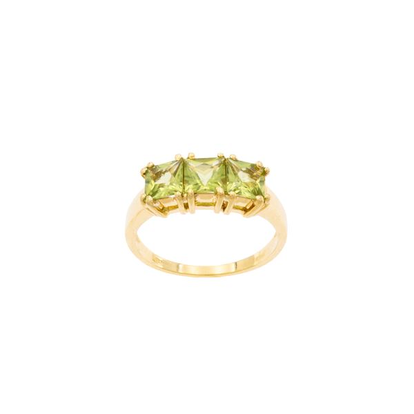 Anello in oro giallo 18kt e tre peridoti