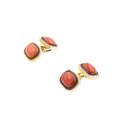 Gemelli, oro giallo 18kt con corallo sfaccettato e onice nero