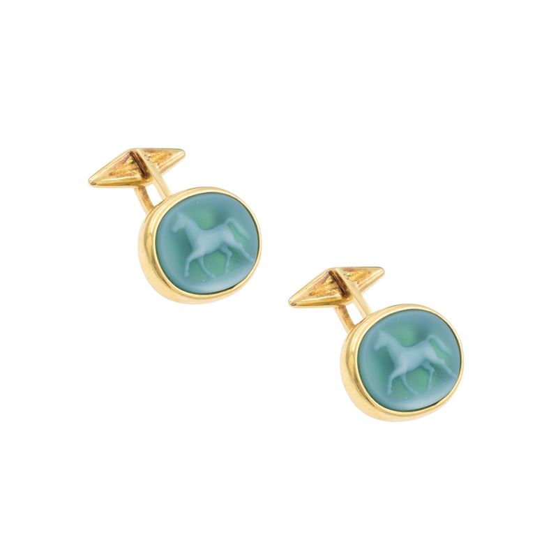Gemelli in oro giallo 18kt con cammeo scolpito su agata, raffigurante un cavallo