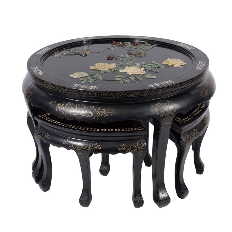 Tavolino da caffè con quattro sgabelli