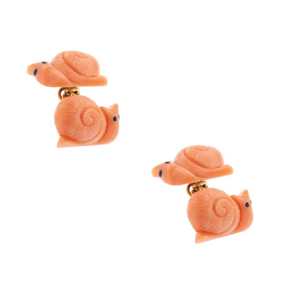 Gemelli in oro giallo 18kt e corallo scolpito