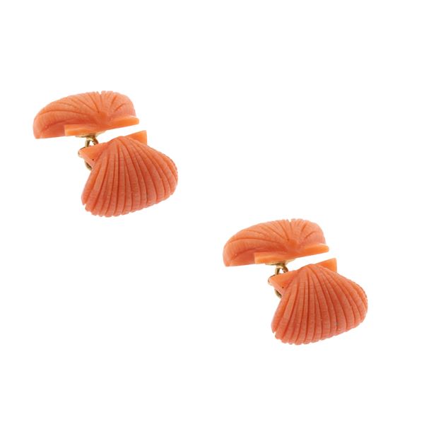 Gemelli in oro giallo 18kt e corallo scolpito