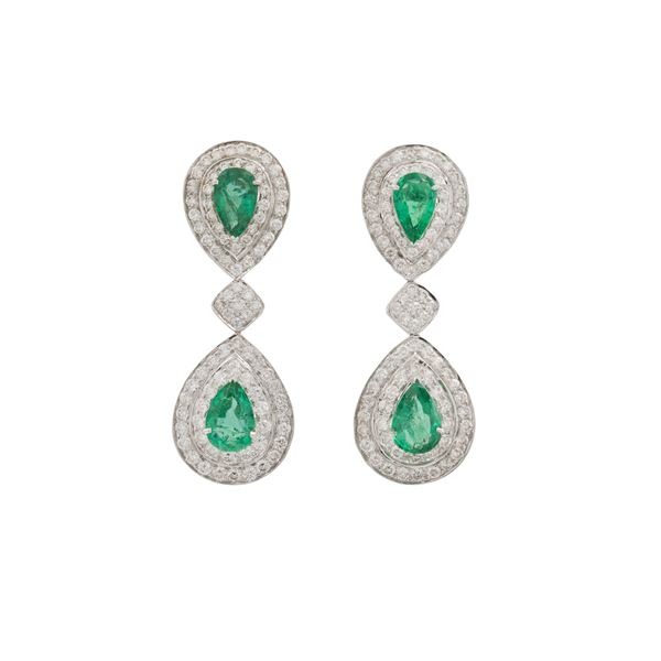 Orecchini pendenti in oro bianco 18kt smeraldi naturali e diamanti