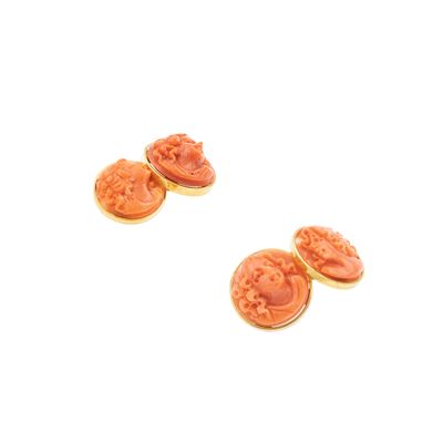 Gemelli in oro giallo 18kt e corallo scolpito, raffiguranti figure femminili