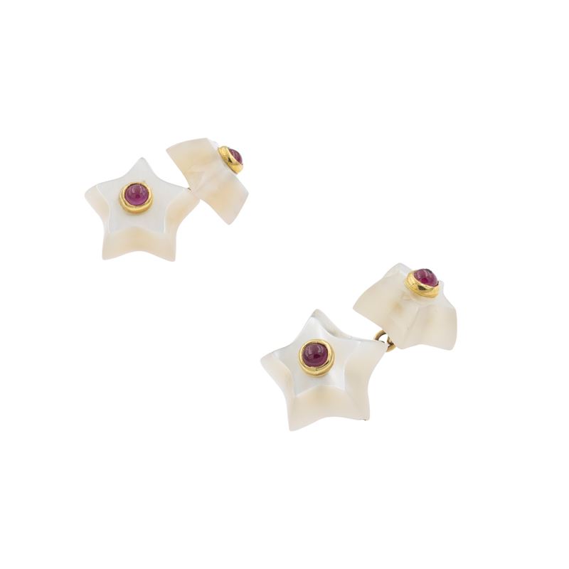 Gemelli, in oro giallo 18kt con madreperla e rubini, peso 3 gr.