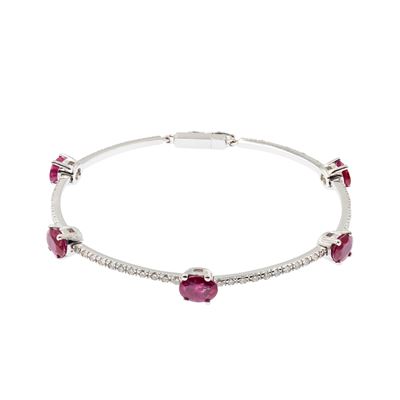 Bracciale a manetta in oro bianco 18 kt con rubini ovali e diamanti a taglio brillante