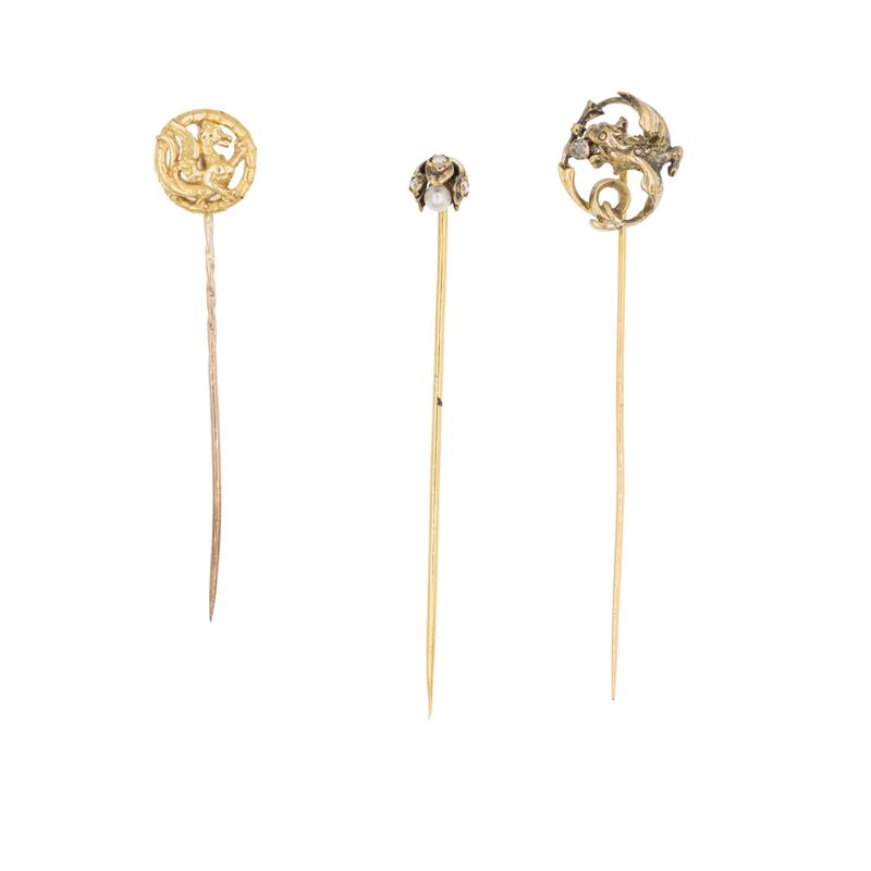 Tre spilloni antichi in oro giallo 18kt fogge e misure diverse