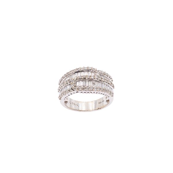 18kt white gold with baguette and brilliant cut diamonds ring