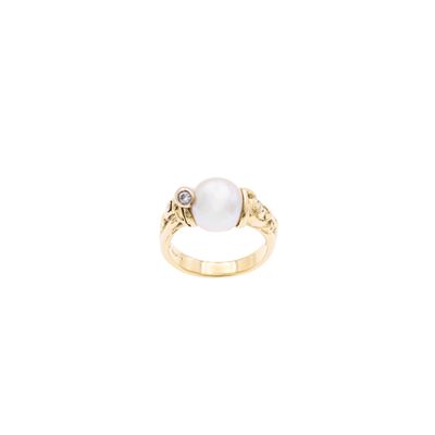 Anello in oro giallo 18 kt con perla coltivata e diamanti, firmato Misani (Milano)