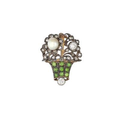 Spilla a cestino di fiori in oro e argento con diamanti e perla naturale, primi '900