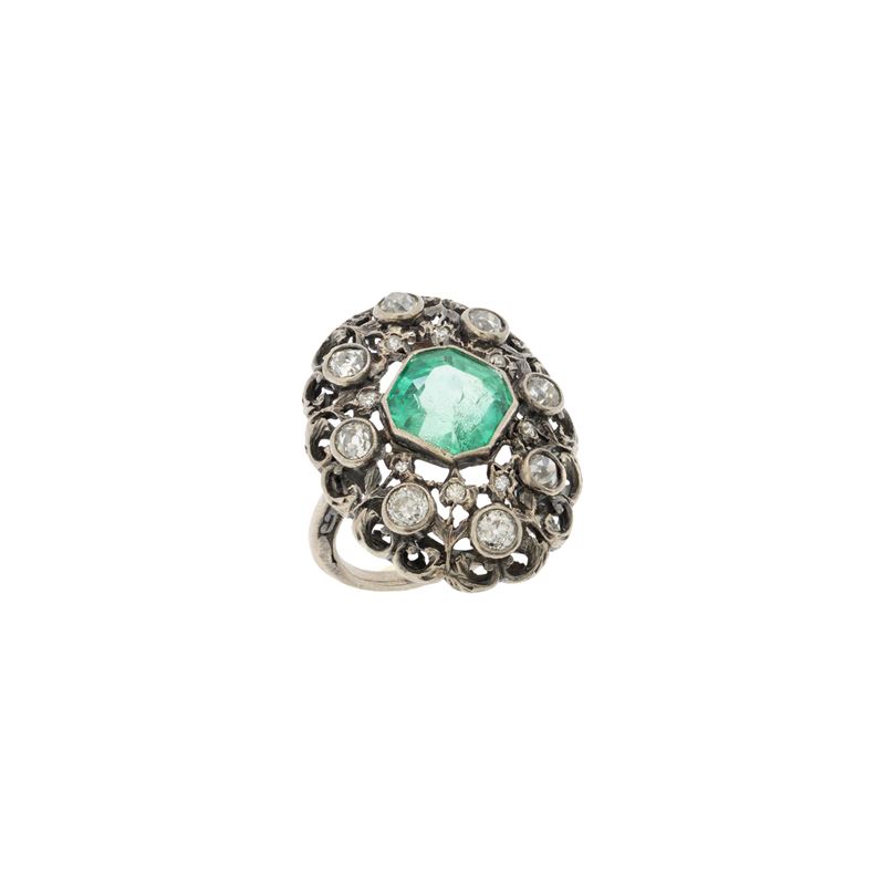 Anello in oro bianco 18kt con smeraldo colombiano naturale e diamanti, primi '900