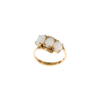 Anello in oro giallo 14 kt con tre opali “arlecchino”, taglio ovale cabochon