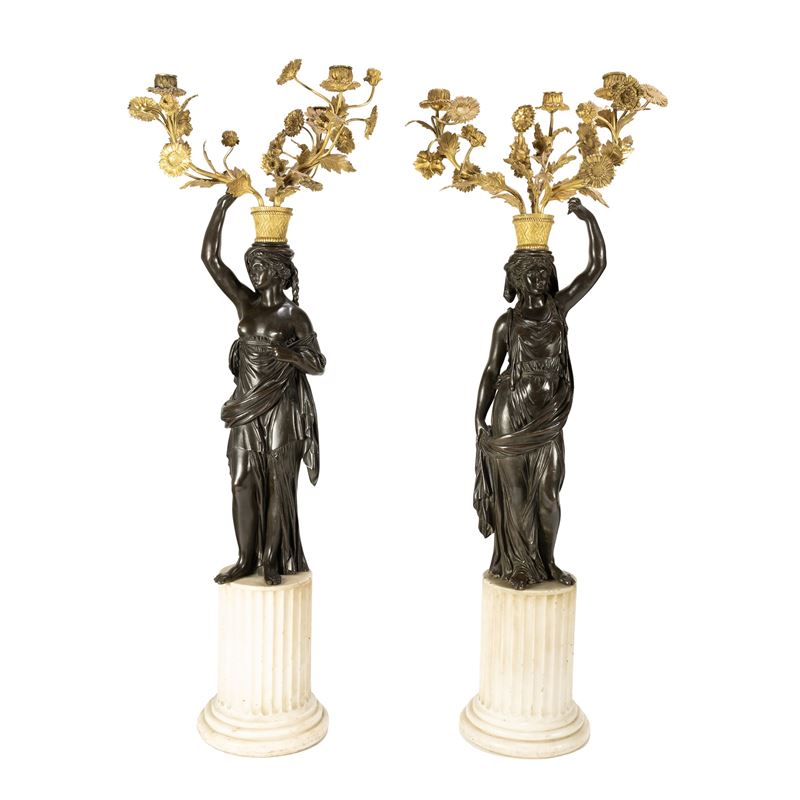 Coppia di candelabri in bronzo patinato e dorato a tre fiamme