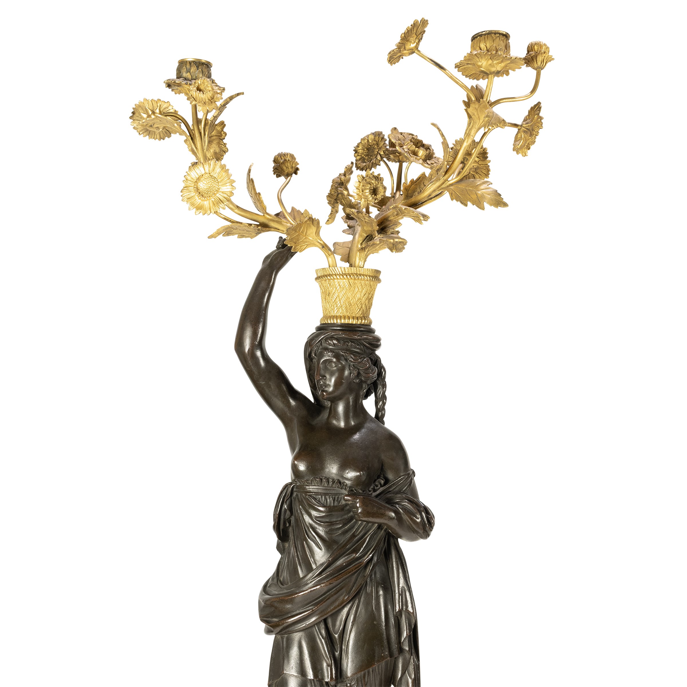 Coppia di candelabri in bronzo patinato e dorato a tre fiamme